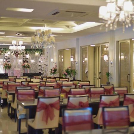 Hotel Gajahmada Понтианак Экстерьер фото