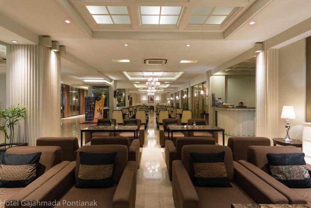 Hotel Gajahmada Понтианак Экстерьер фото
