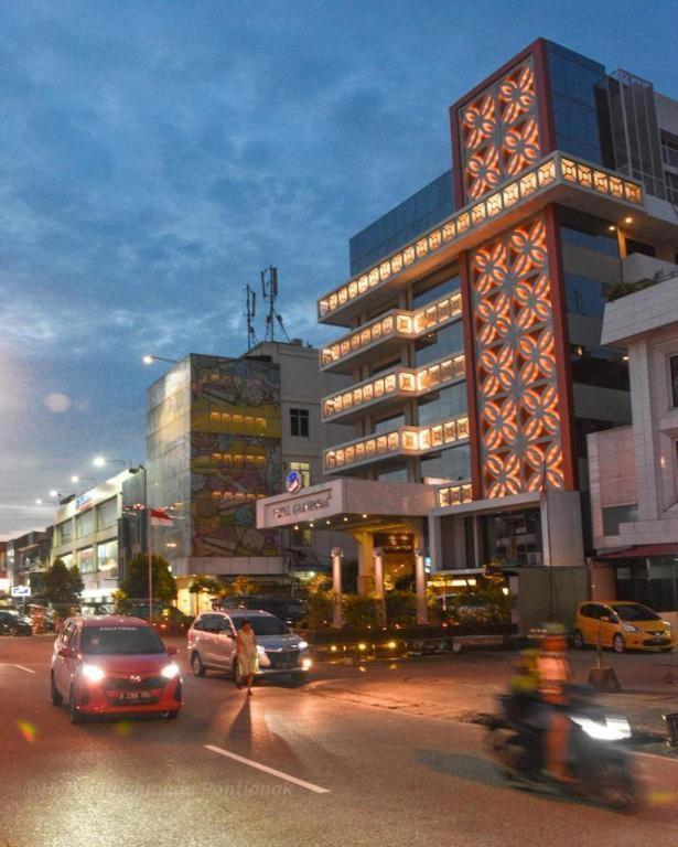 Hotel Gajahmada Понтианак Экстерьер фото