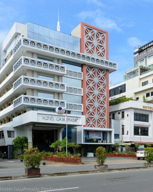 Hotel Gajahmada Понтианак Экстерьер фото