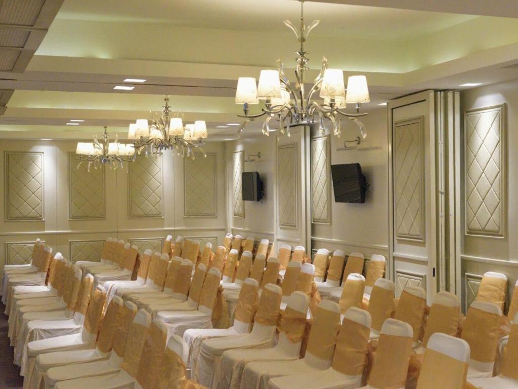 Hotel Gajahmada Понтианак Экстерьер фото