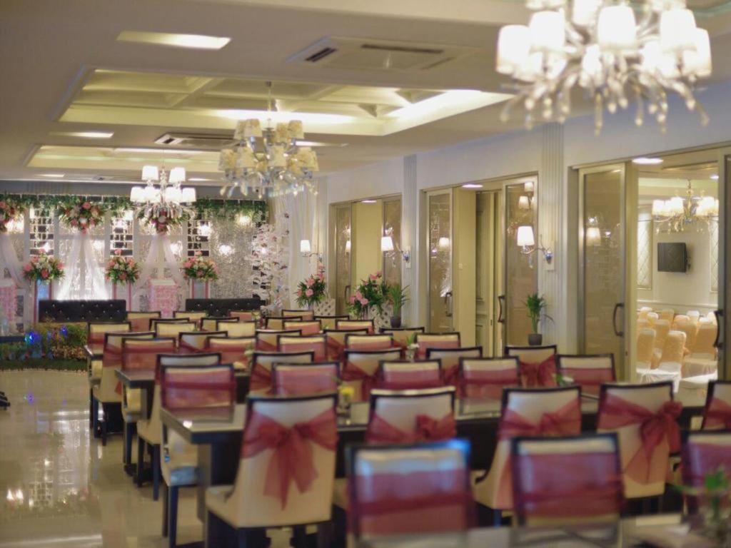 Hotel Gajahmada Понтианак Экстерьер фото