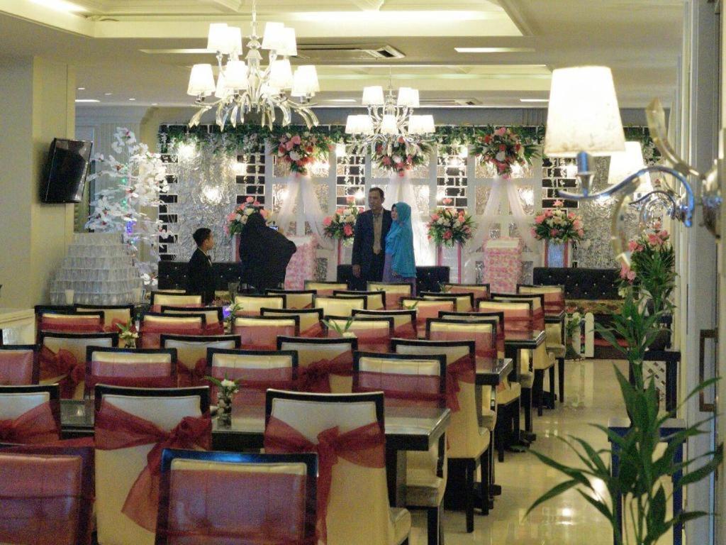 Hotel Gajahmada Понтианак Экстерьер фото