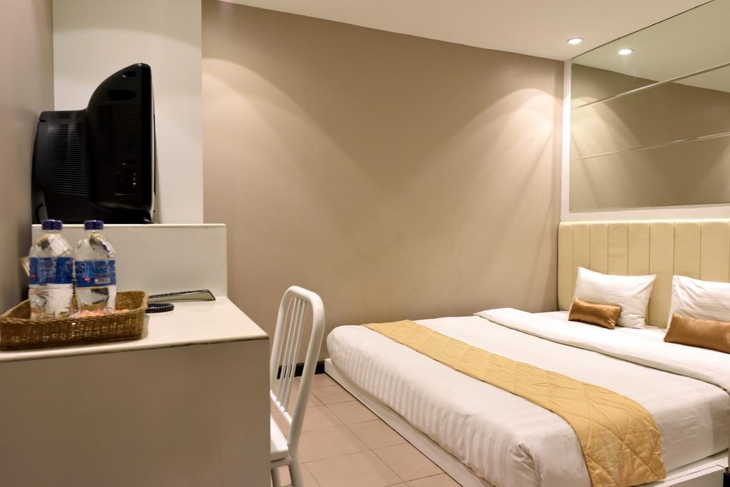 Hotel Gajahmada Понтианак Экстерьер фото