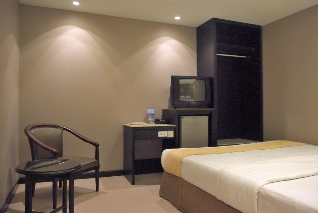 Hotel Gajahmada Понтианак Экстерьер фото