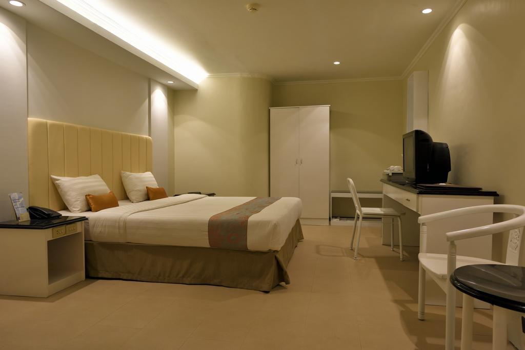 Hotel Gajahmada Понтианак Экстерьер фото